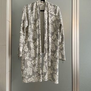 One size over-shirt. Great for traveling.